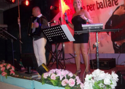 Maurizio e Pamela su palco con fiori